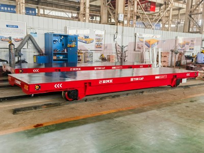制作ワークショップで使用される鉄道転送トロリー